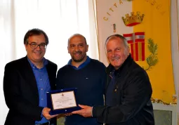 Il sindaco, Marco Gallo, e l’assessore allo Sport, Gian Franco Ferrero, consegnano al presidente del Busca Calcio 1920, Luca Bosio, una targa di congratulazione 